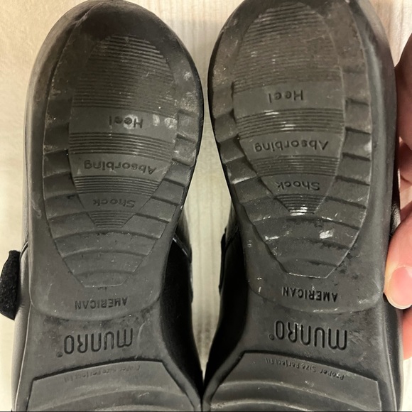 Munro woman's black leather slip-on shoes, women’s 8.5 SS - Picture 4 of 9